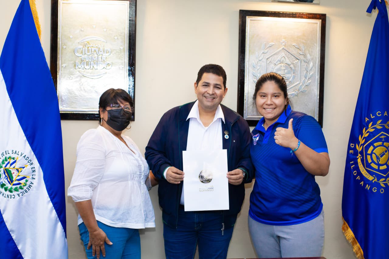 Entregan reconocimiento a atleta de Ilopango ganadora de oro en juegos bolivarianos 2022 entregan-reconocimiento-a-atleta-de-ilopango-ganadora-de-oro-en-juegos-bolivarianos-2022